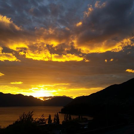 Swiss-Belsuites Pounamu Queenstown Exterior photo Sunset over Lake Te Anau