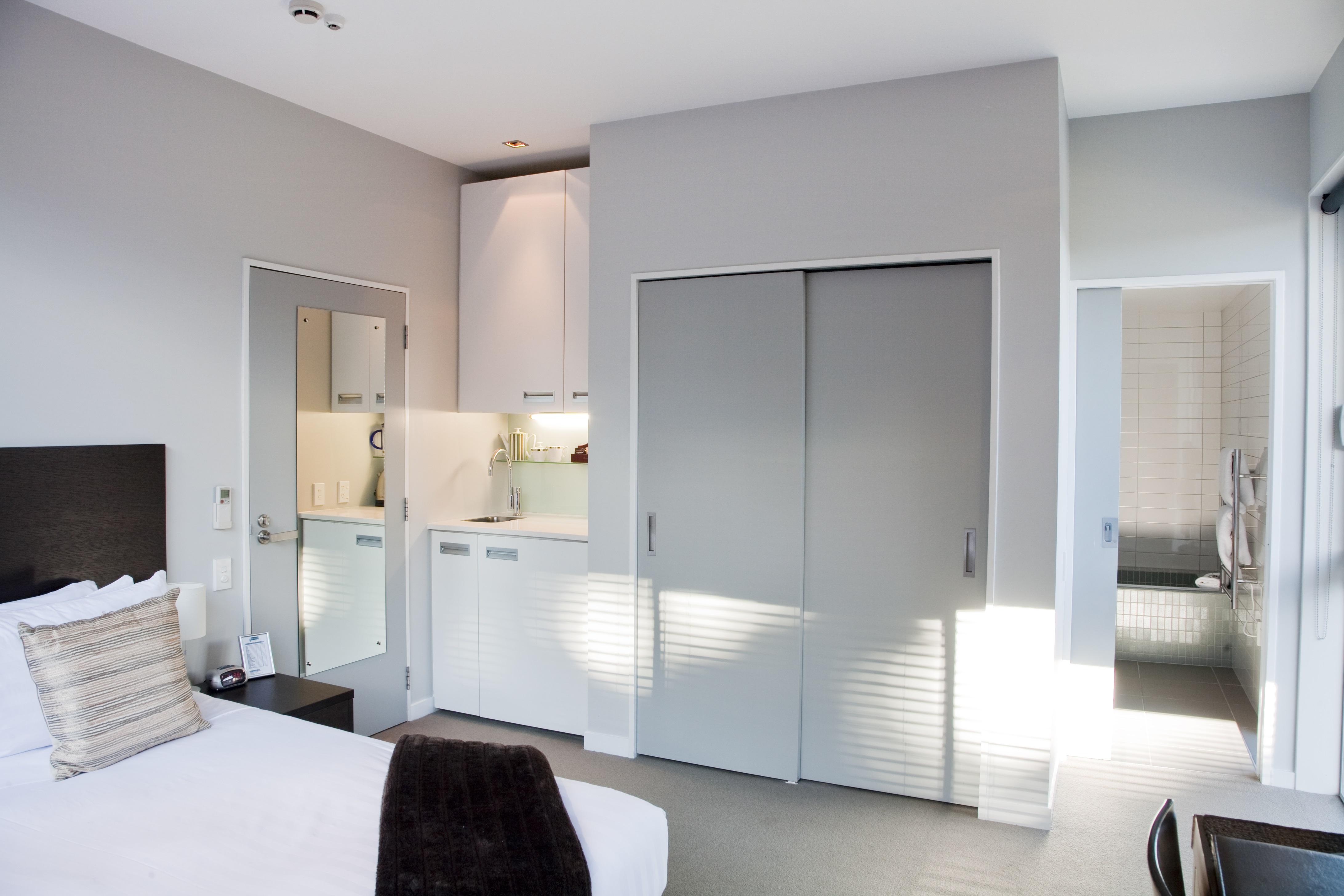 Swiss-Belsuites Pounamu Queenstown Exterior photo Sliding doors