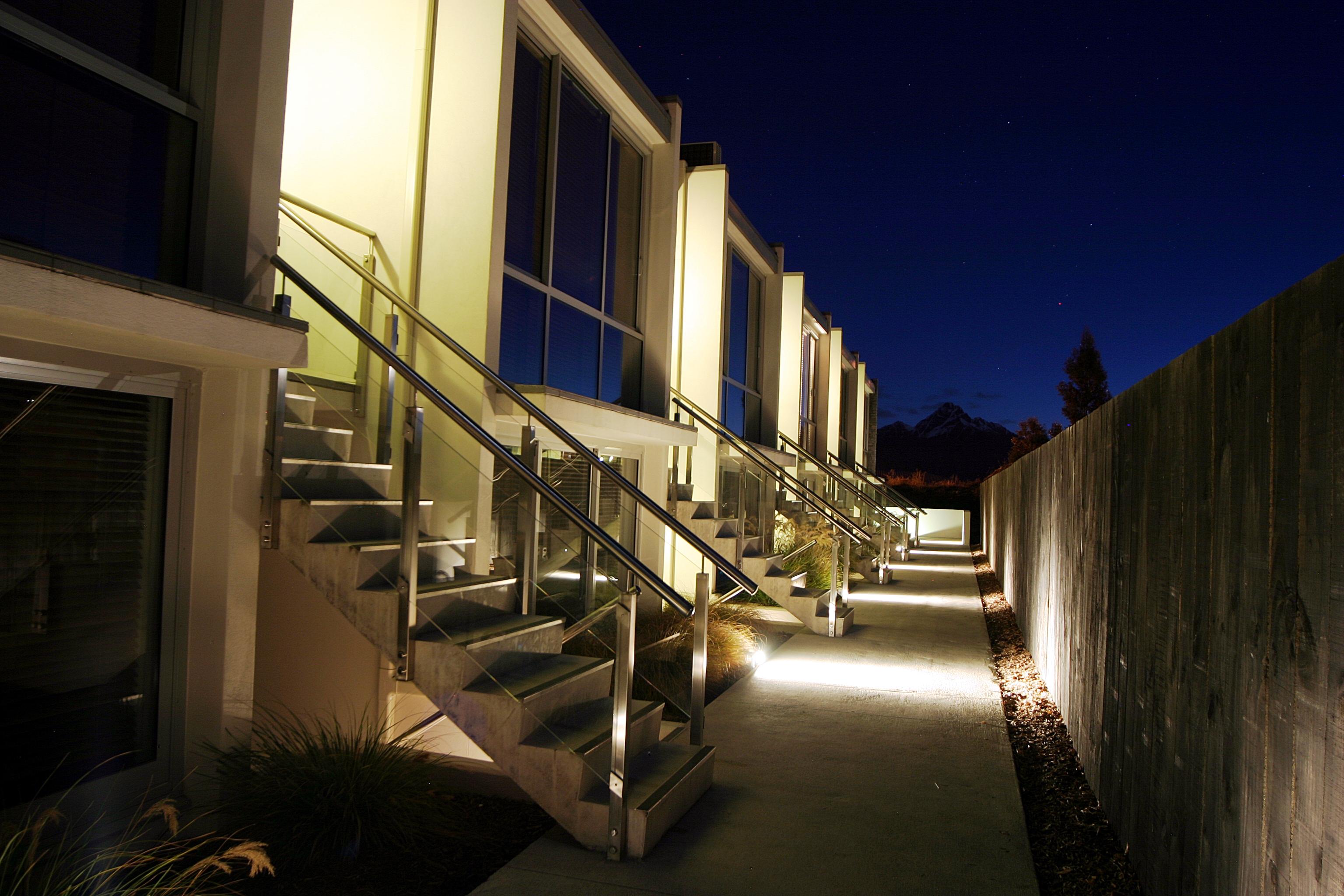Swiss-Belsuites Pounamu Queenstown Exterior photo The hotel at night