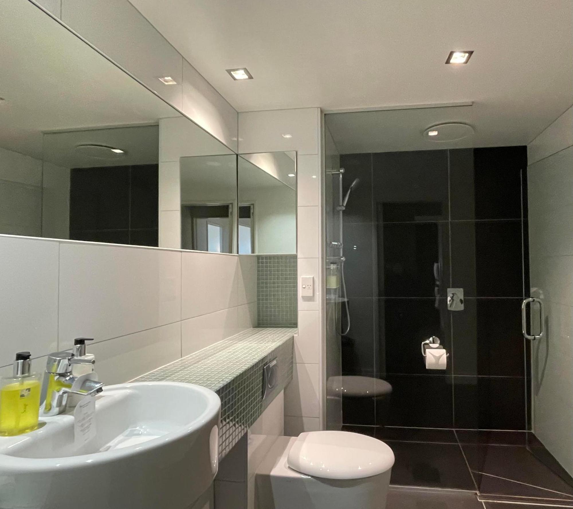 Swiss-Belsuites Pounamu Queenstown Exterior photo A shower cubicle