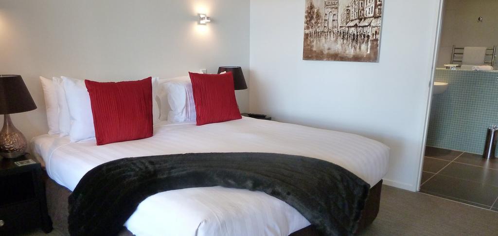 Swiss-Belsuites Pounamu Queenstown Exterior photo A bed with a throw