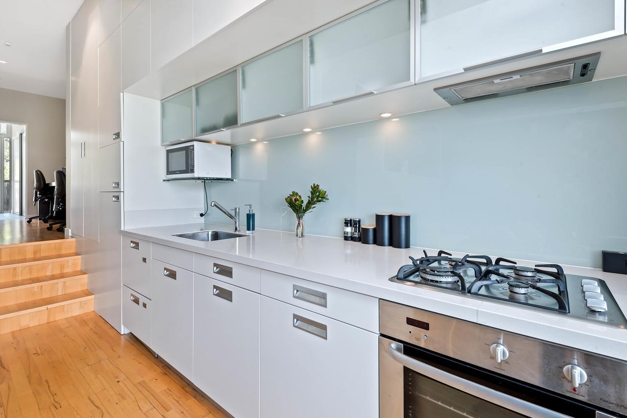 Swiss-Belsuites Pounamu Queenstown Exterior photo A modern kitchen